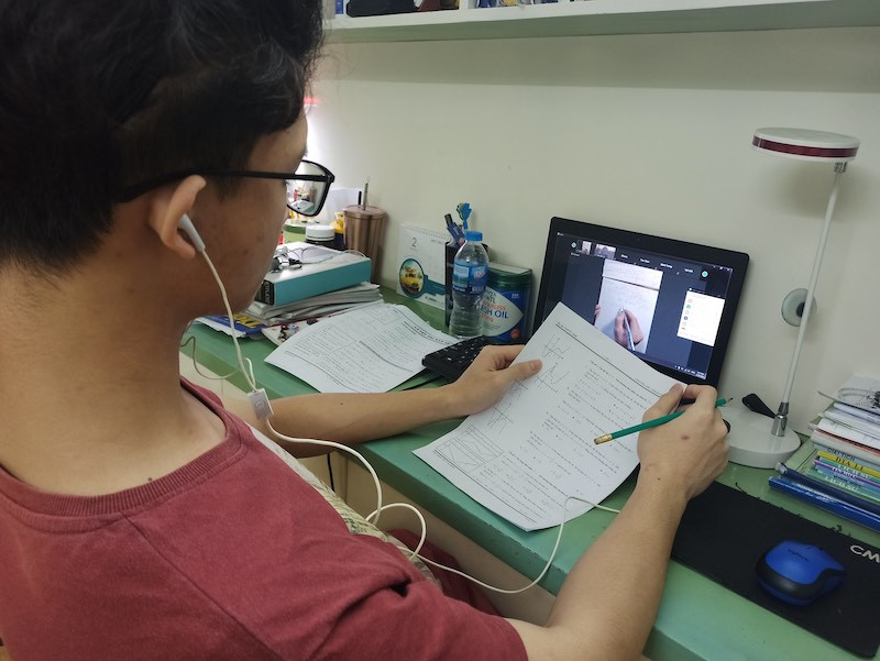 Học tập trực tuyến trong thời điểm diễn ra dịch Covid-19 (Ảnh: DUY LINH) Đẩy nhanh chuyển đổi số trong giáo dục -0