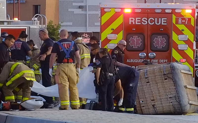 Lực lượng cứu nạn làm việc tại hiện trường ở TP Albuquerque, bang New Mexico. (Ảnh: AP)