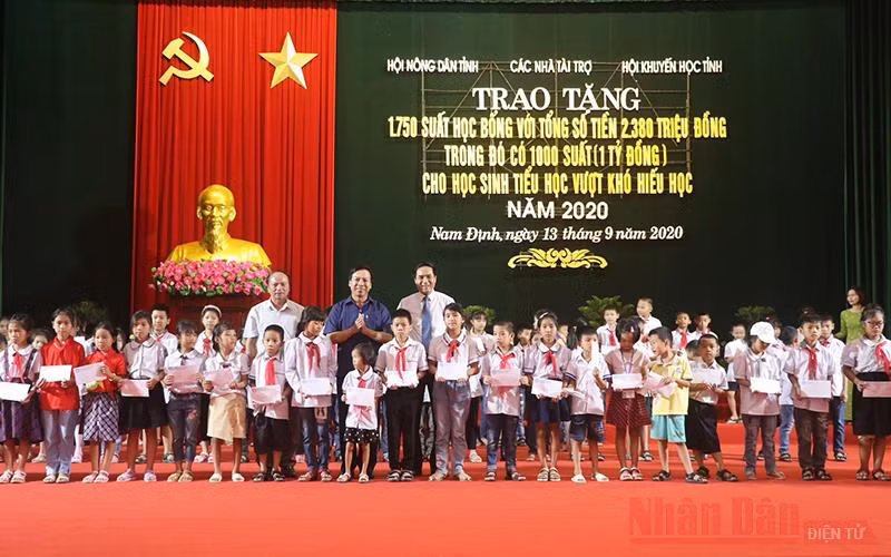 Đồng chí Trần Văn Chung, Phó Bí thư thường trực Tỉnh ủy cùng đại diện Hội Khuyến học, Hội Nông dân tỉnh Nam Định trao học bổng cho các em học sinh nghèo hiếu học.