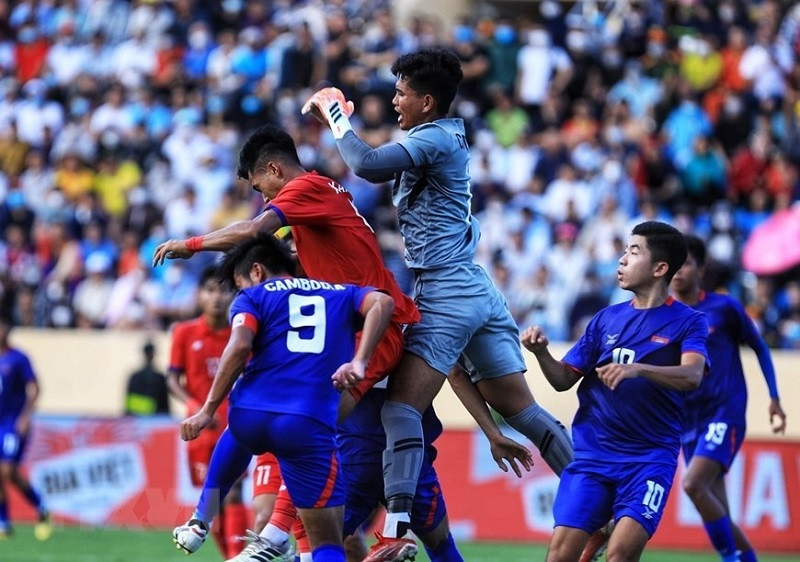 U23 Campuchia tạo ra một thế trận hoàn toàn áp đảo trước U23 Lào. (Ảnh: TTXVN) Thắng thuyết phục U23 Lào 4-1, U23 Campuchia vươn lên dẫn đầu bảng B -0