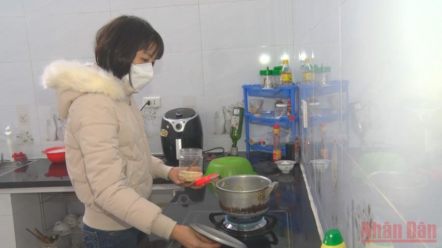 Chị Trần Thị Thu Hương trong ngôi nhà mới của mình. Hiệu quả từ chương trình cho vay nhà ở xã hội ở Hà Nam -0