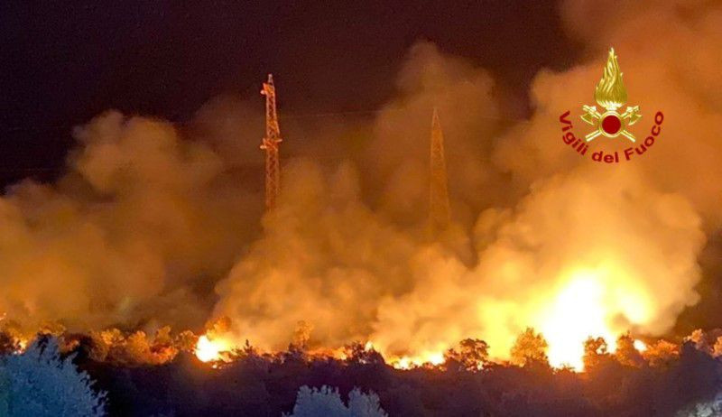 Cháy rừng ở gần thị trấn Mandas ở phía nam của đảo Sardinia, Italia, ngày 12/8. (Ảnh: Reuters). Italia ghi nhận mức nhiệt gần 49 độ C, có thể cao nhất lịch sử châu Âu -0