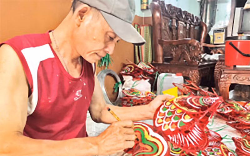 Anh Nguyễn Đức Thắng đã có thâm niên hơn 25 năm làm lồng đèn truyền thống.