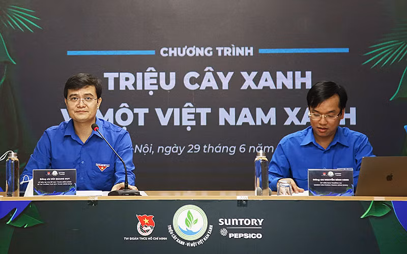 Đồng chí Bùi Quang Huy (bên trái) cung cấp thông tin về các hoạt động trong khuôn khổ Chương trình “Triệu cây xanh - Vì một Việt Nam xanh”.