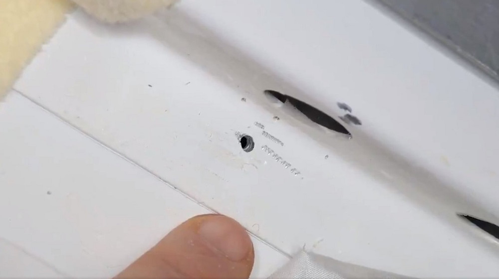Lỗ hổng rộng 2 mm trên thân tàu Soyuz đã gây ra vụ rò rỉ khí năm 2018. Ảnh: NASA. NASA điều tra vụ rò rỉ không khí trên trạm vũ trụ -0