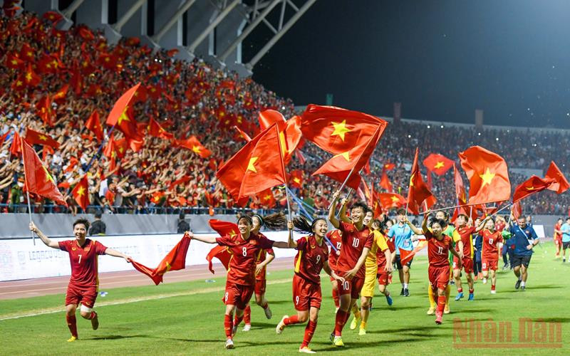 Đội tuyển bóng đá nữ Việt Nam ăn mừng chiến thắng giành chức vô địch SEA Games 31. (Ảnh: THÀNH ĐẠT)
