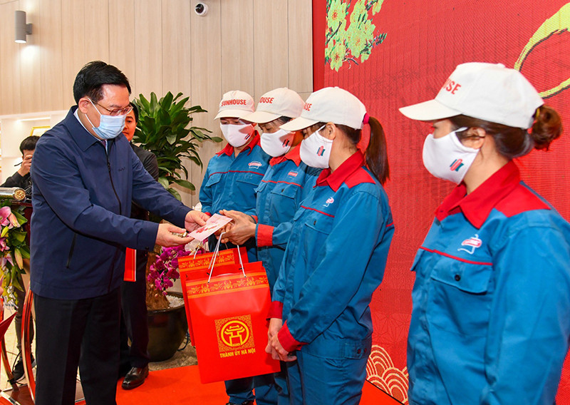 Bí thư Thành ủy Vương Đình Huệ tặng quà cho công nhân có hoàn cảnh khó khăn tại Công ty Sunhouse. Ảnh: DUY LINH Lãnh đạo TP Hà Nội động viên công nhân, nông dân đẩy mạnh sản xuất -0
