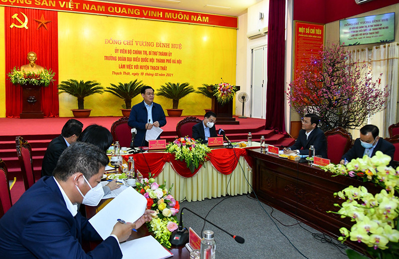 Bí thư Thành ủy Vương Đình Huệ phát biểu ý kiến tại buổi làm việc với huyện Thạch Thất. Ảnh: DUY LINH Lãnh đạo TP Hà Nội động viên công nhân, nông dân đẩy mạnh sản xuất -0