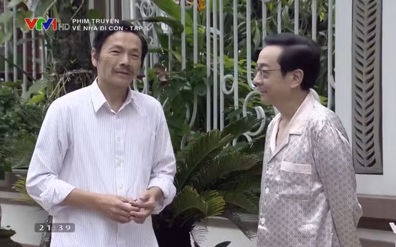 NSND Trung Anh và NSND Hoàng Dũng trong phim "Về nhà đi con".