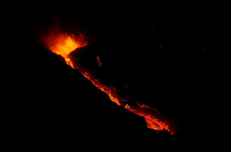 (Ảnh: Reuters) Núi lửa đảo La Palma hoạt động tăng cường, sân bay buộc phải đóng cửa -0
