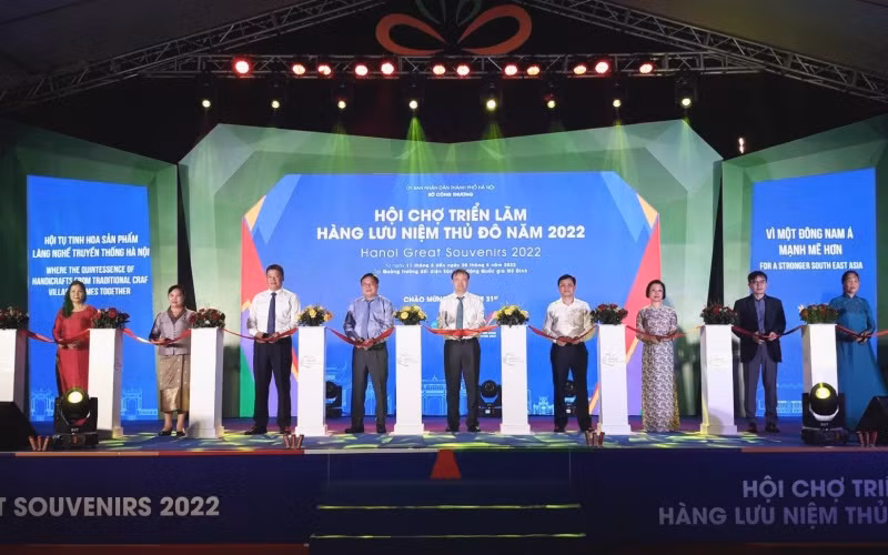 Lãnh đạo Bộ Công thương và thành phố Hà Nội cắt băng khai mạc Hội chợ.