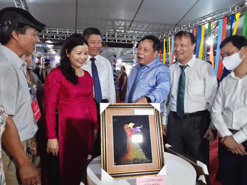 Lãnh đạo Bộ Công thương và thành phố Hà Nội tham quan các sản phẩm quà tặng lưu niệm trưng bày tại Hội chợ. IMG_9618-1652282705023.jpg