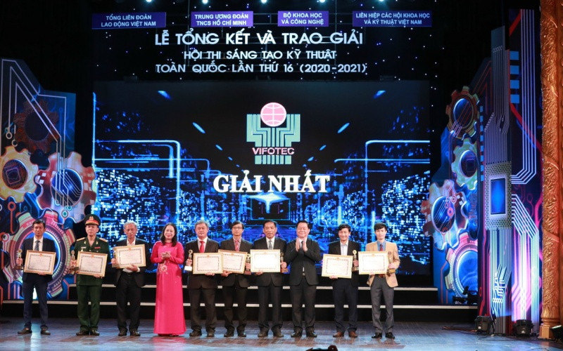 Trao giải Nhất cho các nhóm tác giả.