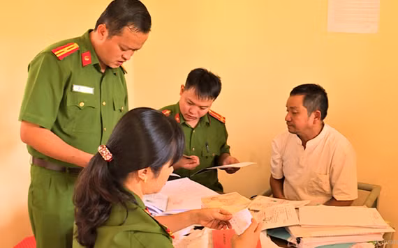 Cơ quan Công an kiểm tra các giấy tờ liên quan đến vụ án.