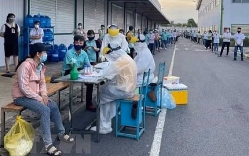 Cơ quan y tế lấy mẫu xét nghiệm SARS-CoV-2 cho công nhân Công ty TNHH sản xuất giày Uy Việt cơ sở tại Khu công nghiệp Đô thị Sonadezi Châu Đức. (Ảnh: TTXVN)