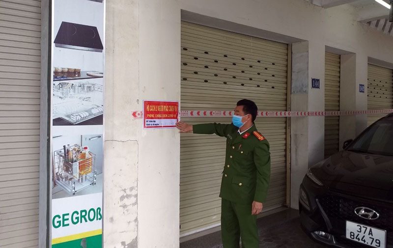 Nhà có bệnh nhân F0 ở TP Vinh được chăng dây và thông báo cụ thể. 22/25 phường, xã ở TP Vinh là vùng đỏ -0