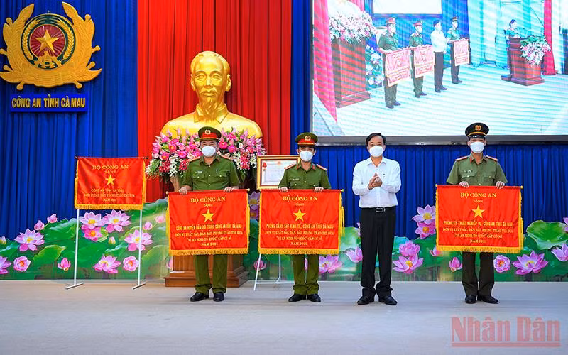 Chủ tịch UBND tỉnh Cà Mau tặng Cờ thi đua của Bộ Công an cho 4 đơn vị thuộc Công an tỉnh Cà Mau.