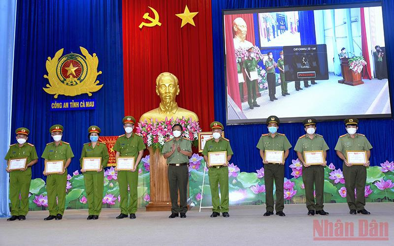 Giám đốc Công an tỉnh Cà Mau tặng giấy khen cho các đơn vị đạt danh hiệu quyết thắng năm 2021. Cà Mau bảo đảm cho dân vui Xuân đón Tết -0