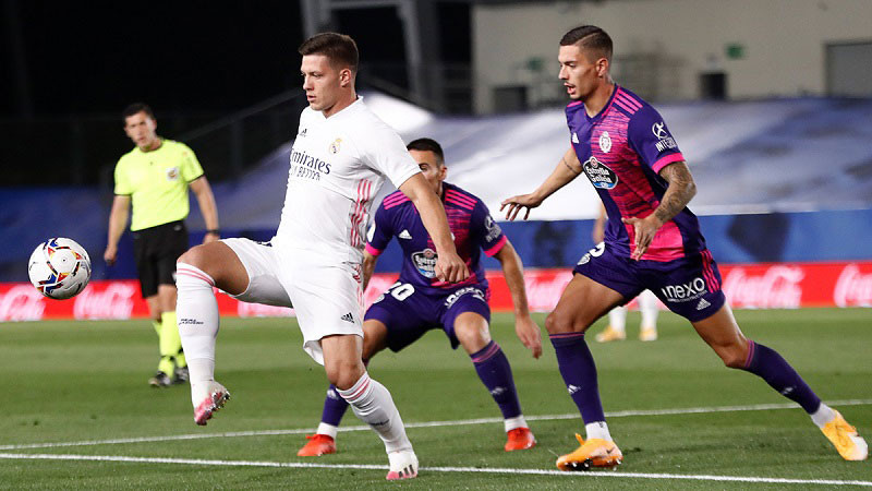 Real khá bế tắc trong khâu tấn công dù được chơi trên sân nhà. (Ảnh: Real Madrid) Vinicius giải cứu Real, Atletico hòa chật vật -0