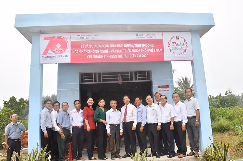 Bàn giao nhà tình nghĩa cho hộ gia đình ông Phan Văn Tài.