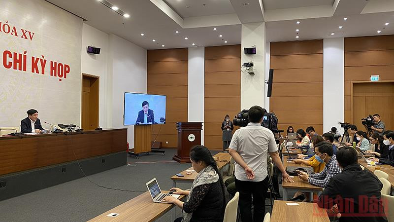 Tổng Thư ký Bùi Văn Cường trả lời báo chí chiều 30/10. Ảnh: TRỊNH DŨNG Lãnh đạo Chính phủ cùng 4 Bộ trưởng sẽ đăng đàn trả lời chất vấn của đại biểu Quốc hội -0