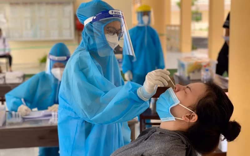 Lấy mẫu xét nghiệm Covid-19 cho người dân phường An Khánh, quận Ninh Kiều, TP Cần Thơ.