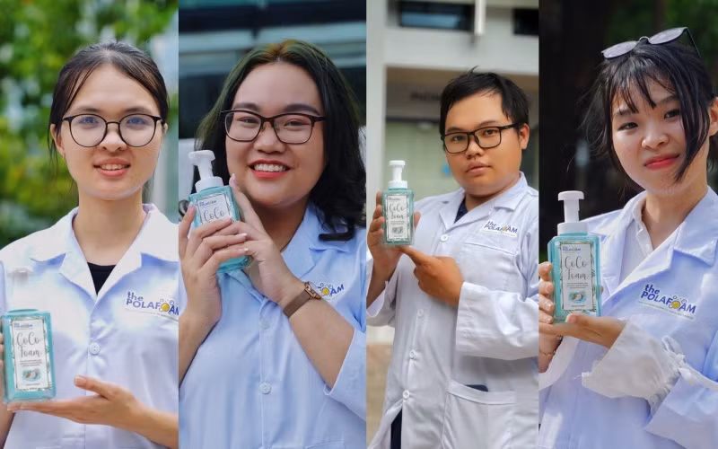 Bốn thành viên nhóm và sản phẩm xà phòng tắm tự nghiên cứu. (Ảnh: Nhân vật cung cấp)