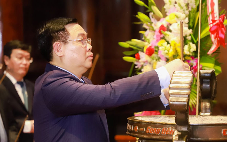 Đồng chí Vương Đình Huệ, Ủy viên Bộ Chính trị, Chủ tịch Quốc hội dâng hương tưởng niệm Chủ tịch Hồ Chí Minh. Công bố Quyết định Bệnh viện HNĐK Nghệ An là tuyến cuối khám chữa bệnh khu vực Bắc Trung Bộ -0
