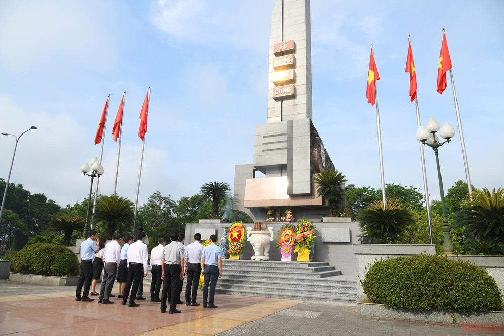 Đoàn công tác Báo Nhân Dân tại Nghĩa trang liệt sĩ Triệu Phong. Đoàn công tác Báo Nhân Dân dâng hương Nghĩa trang liệt sĩ Triệu Phong -0