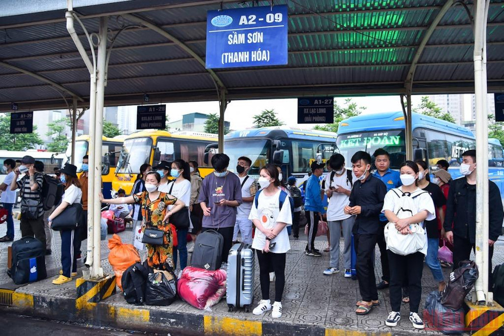 Đường phố Hà Nội ùn tắc trước kỳ nghỉ lễ 30/4, 1/5 ảnh 5 Đường phố Hà Nội ùn tắc trước kỳ nghỉ lễ 30/4-1/5 -0