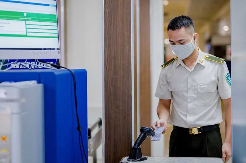 Nhân viên quét mã QR trước khi vào ca. Tăng tần suất bay nội địa, hành khách cần lưu ý gì? -0