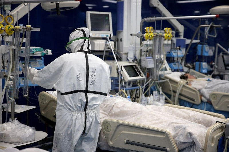 Điều trị bệnh nhân Covid-19 tại phòng chăm sóc đặc biệt (ICU) của Bệnh viện Pirogov ở Sofia, Bulgaria, ngày 15/10/2021. (Ảnh: Reuters) Các nước châu Âu xiết chặt biện pháp phòng dịch Covid-19 -0