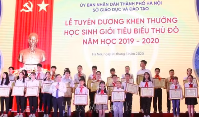 Tuyên dương học sinh giỏi tiêu biểu năm học 2019-2020 của Thủ đô Hà Nội (Ảnh: NGUYỄN CÚC - TTXVN)