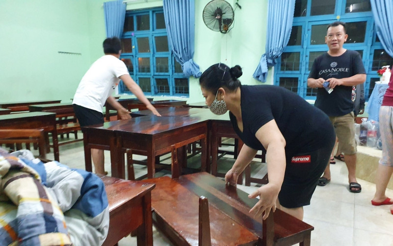 Phường Nại Hiên Đông đưa người dân đến nơi tránh bão an toàn. _1-1600356359327.jpg