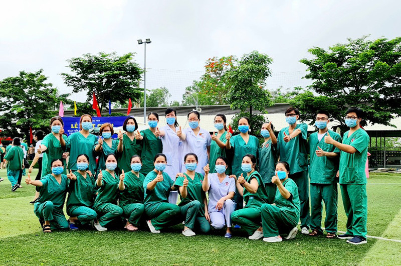 Các y bác sĩ, tình nguyện viên y tế thể hiện quyết tâm giúp tỉnh Bắc Giang chống dịch Covid-19. Đoàn thầy thuốc tình nguyện của Quảng Ninh hỗ trợ tỉnh Bắc Giang xét nghiệm dịch Covid-19 -0