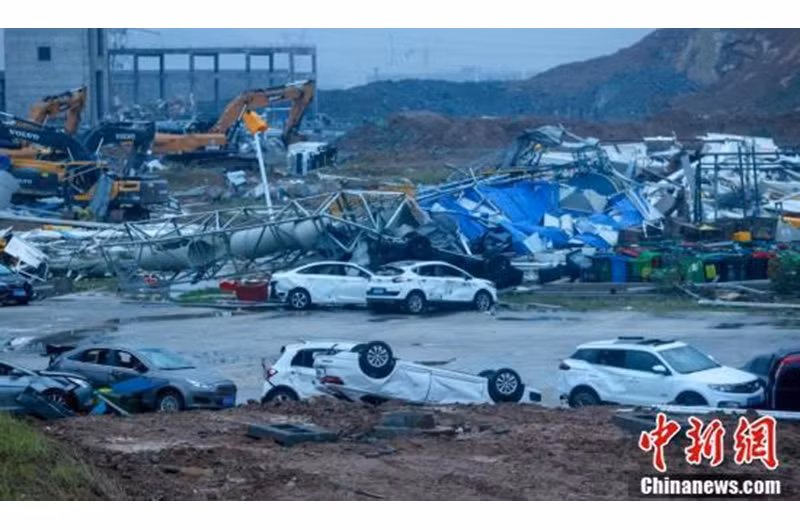 Lốc xoáy càn quét khu vực chân núi Tra Sơn quận Thái Điện, Vũ Hán. (Nguồn: chinanews)