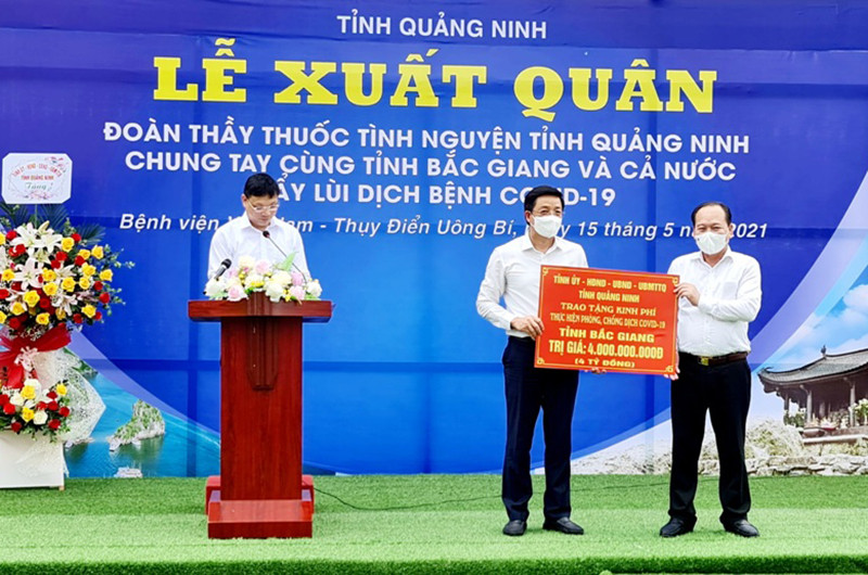 Đại diện Ủy ban MTTQ Việt Nam tỉnh Quảng Ninh trao số tiền 4 tỷ đồng hỗ trợ tỉnh Bắc Giang phòng, chống dịch Covid-19. Đoàn thầy thuốc tình nguyện của Quảng Ninh hỗ trợ tỉnh Bắc Giang xét nghiệm dịch Covid-19 -0