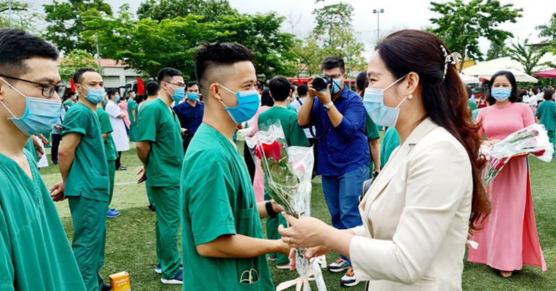 Các đồng chí lãnh đạo Tỉnh Quảng Ninh tặng hoa, động viên các y bác sĩ, tình nguyện viên lên đường hỗ trợ Bắc Giang phòng, chống dịch Covid-19. Đoàn thầy thuốc tình nguyện của Quảng Ninh hỗ trợ tỉnh Bắc Giang xét nghiệm dịch Covid-19 -0