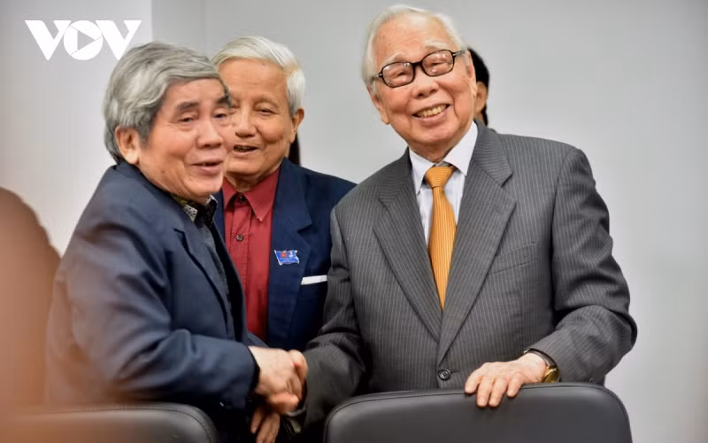 Nhà báo Phan Quang (bìa phải) cùng các nhà giáo, nhà báo lão thành. (Ảnh: VOV)