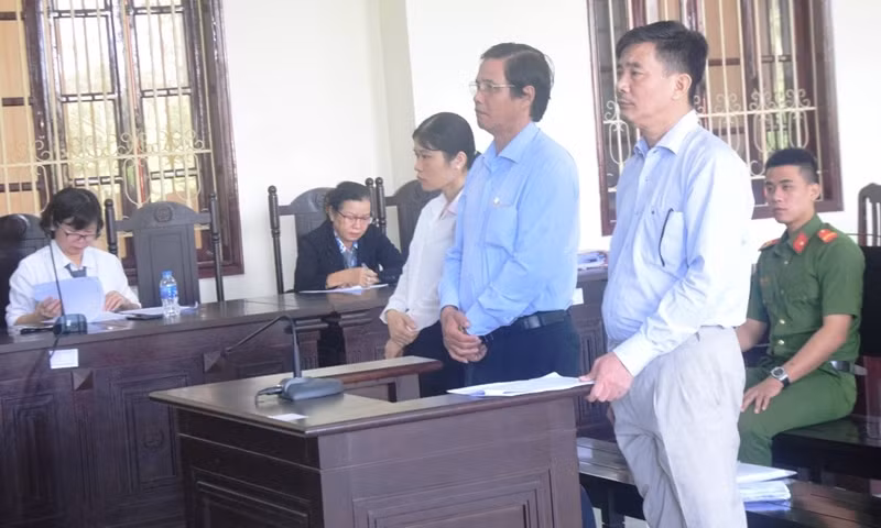 Các bị cáo nghe tòa tuyên án.