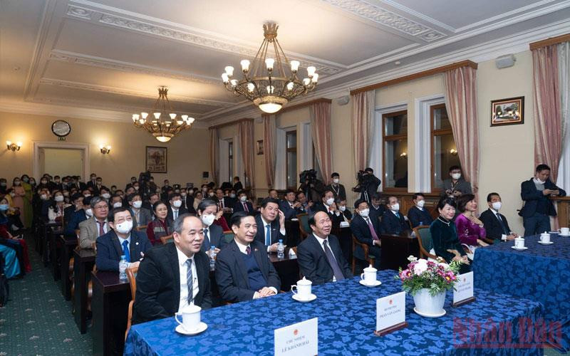 Các đại biểu trong buổi gặp mặt. (Ảnh: THANH THỂ) Chủ tịch nước gặp mặt cán bộ, nhân viên Đại sứ quán Việt Nam tại Liên bang Nga -0