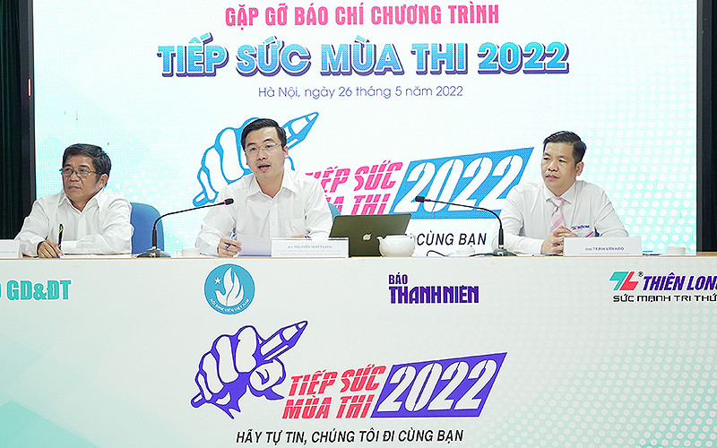 Phó Chủ tịch Hội Sinh viên Việt Nam Nguyễn Nhất Linh (giữa ) cung cấp thông tin về chương trình “Tiếp sức mùa thi” năm 2022. Hỗ trợ hàng triệu khóa ôn tập thi đại học tặng thí sinh cả nước -0