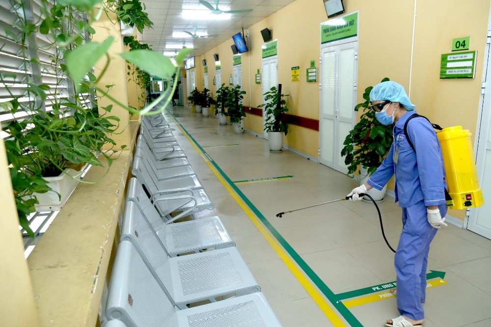 Bệnh viện khử khuẩn, làm sạch sau khi phát hiện ca nhiễm Covid-19. Từ 18/10, Bệnh viện Hữu nghị Việt Đức trở lại hoạt động bình thường -0