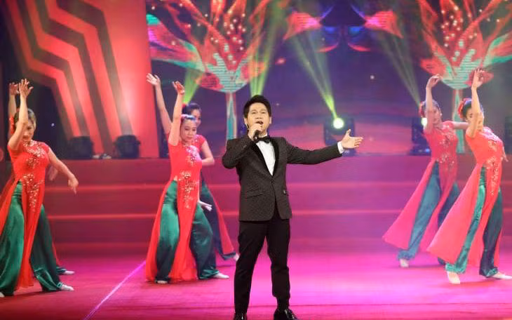 Ca sĩ Trọng Tấn biểu diễn tại chương trình. Ảnh: THANH TÙNG