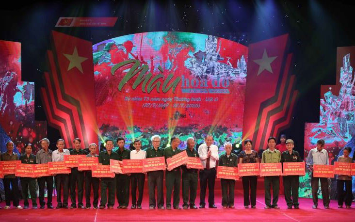 Trao quà tri ân tới các gia đình có công. Ảnh: THANH TÙNG Xúc động chương trình nghệ thuật đặc biệt “Màu hoa đỏ” -0