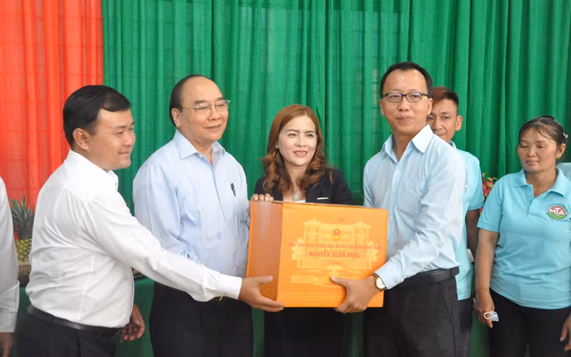 Chủ tịch nước Nguyễn Xuân Phúc tặng quà cho HTX Mỹ Tịnh An.