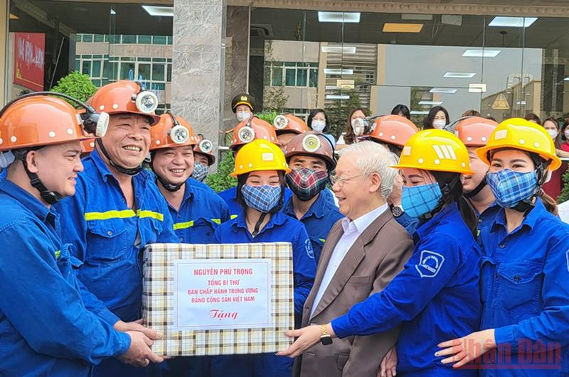 Tổng Bí thư Nguyễn Phú Trọng nói chuyện và tặng quà cho cán bộ, công nhân Công ty Cổ phần than Vàng Danh. Tổng Bí thư Nguyễn Phú Trọng thăm và làm việc tại Quảng Ninh -1