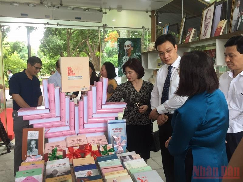 Các đại biểu tham quan Phòng trưng bày sách về Chủ tịch Hồ Chí Minh. (Ảnh: VĂN TOẢN) Lan tỏa di sản tư tưởng, đạo đức, phong cách Hồ Chí Minh với nhân dân trong nước và quốc tế -0