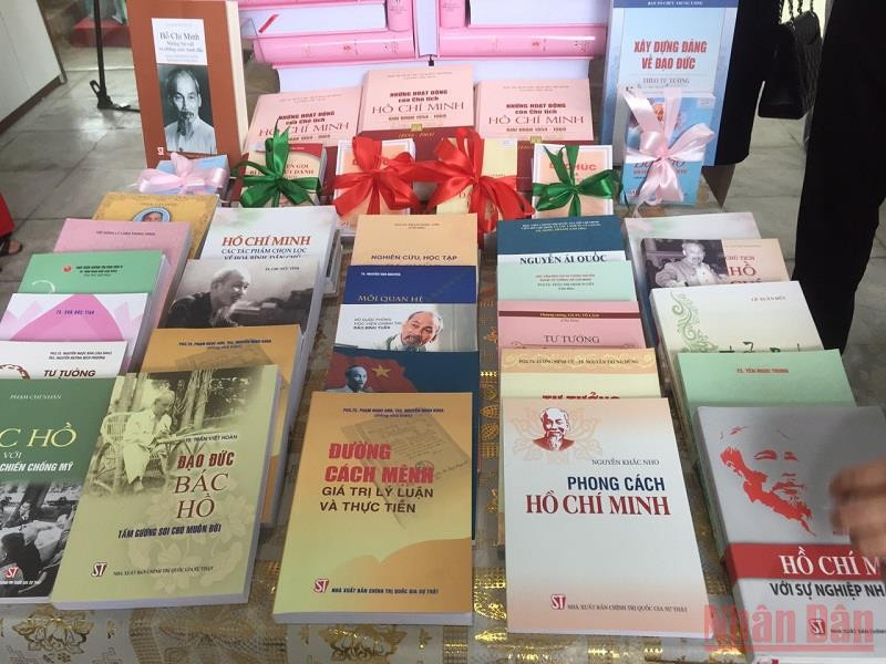 Nhiều tác phẩm đặc sắc về Chủ tịch Hồ Chí Minh do Nhà xuất bản Chính trị quốc gia Sự thật ấn hành trong hơn 70 năm qua được giới thiệu tới bạn đọc tại Phòng trưng bày sách về Chủ tịch Hồ Chí Minh trong khuôn viên Khu di tích Chủ tịch Hồ Chí Minh. (Ảnh: VĂN TOẢN) Lan tỏa di sản tư tưởng, đạo đức, phong cách Hồ Chí Minh với nhân dân trong nước và quốc tế -0
