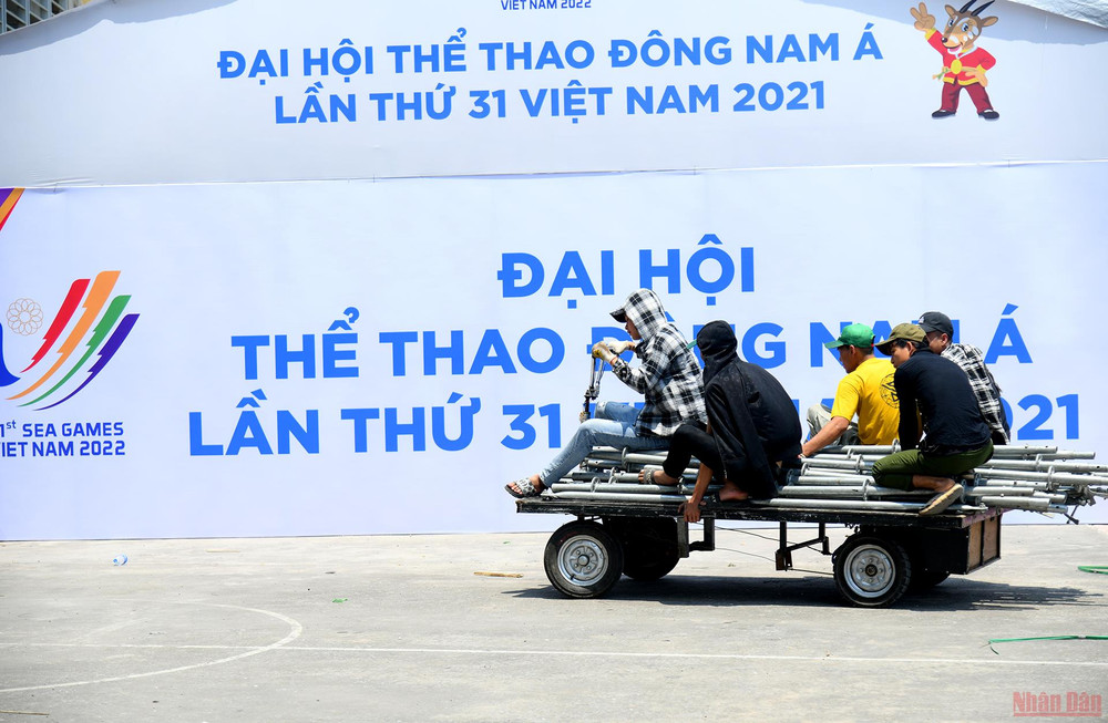 Phía bên ngoài, công nhân cũng đang dựng hàng loạt các khu chức năng phục vụ công tác tổ chức, thi đấu. (Ảnh: THÀNH ĐẠT) Sân Mỹ Đình